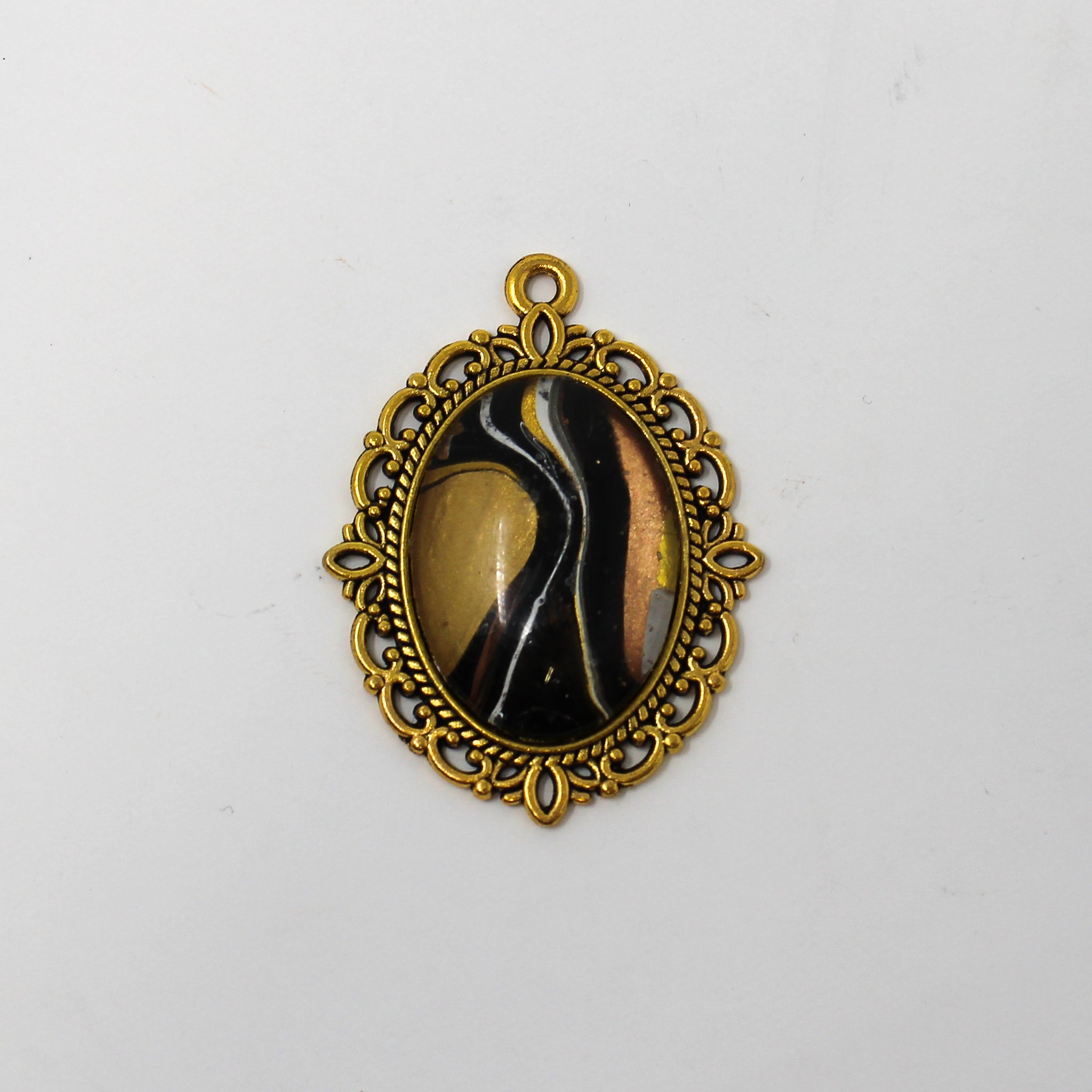 Victorian Gold oval pendant