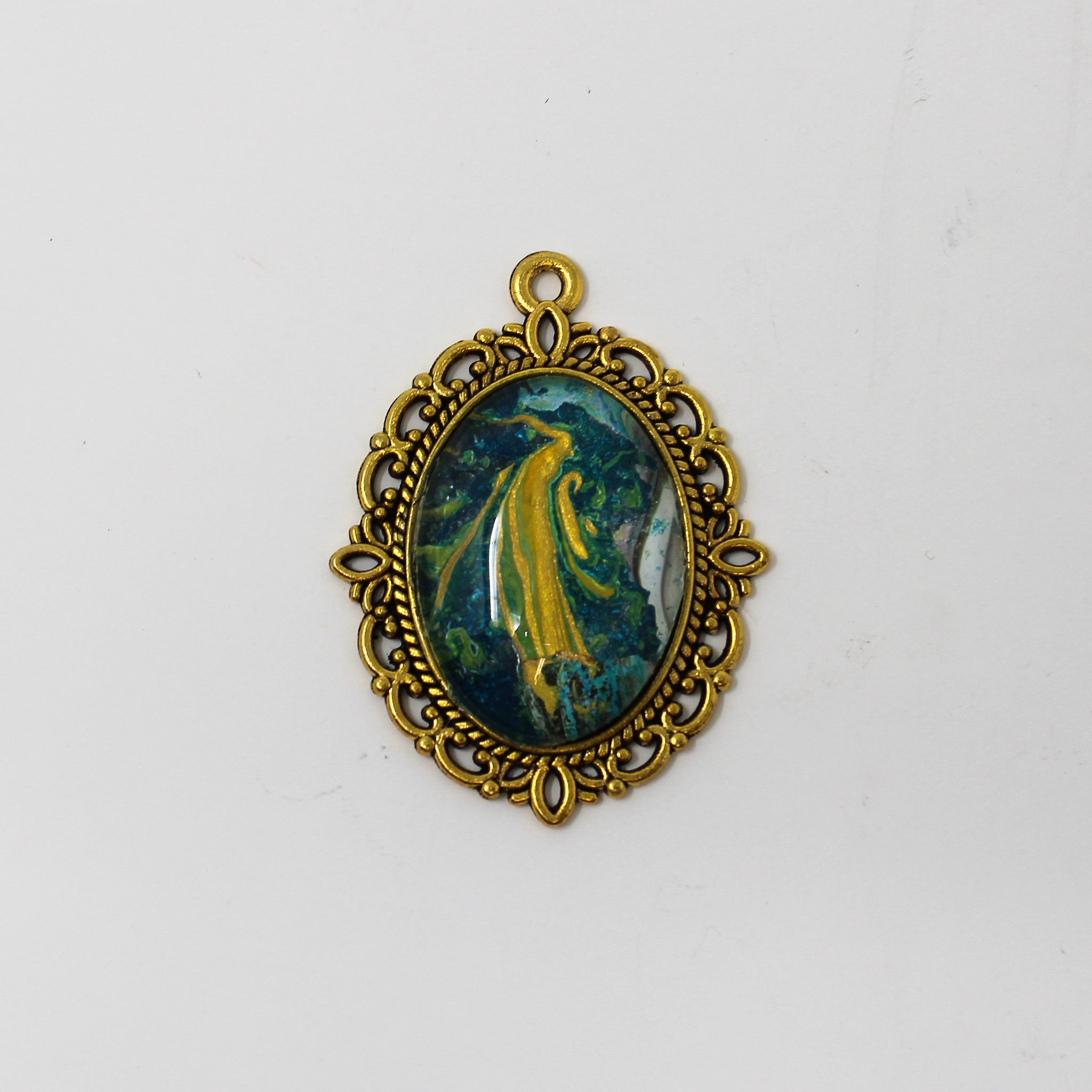 Victorian Gold oval pendant