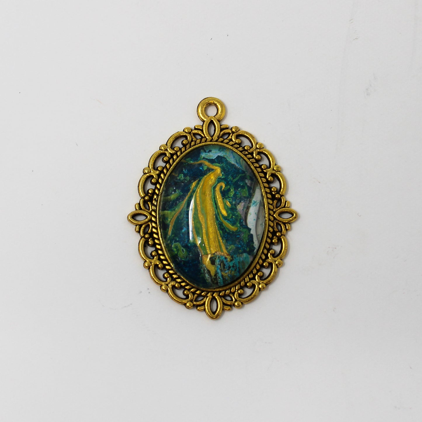 Victorian Gold oval pendant